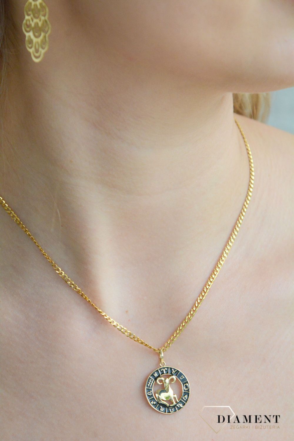 Złota zawieszka 585 znak zodiaku Baran z czarną emalią w kółku ZA 7310A.jpg